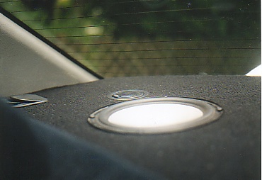 Die Lautsprecher in der Hutablage. Die Originale wurde durch eine MDF Platte die mit Stoff bezogen wurde ersetzt. Wie an den Gurtdurchführungen zu sehen ist, scheint mir dies recht gut gelungen zu sein. (Ich weiss, Eigenlob stinkt :-)) )