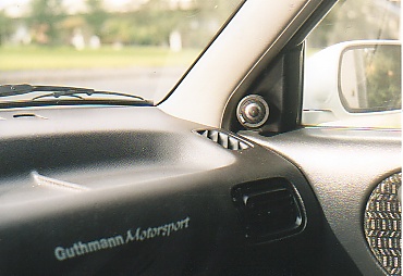 Die Höchtöner im vorderen Fahrzeugteil. Da die Tief/Mitteltöner eh kaum hinter den Türverkleidungen zu sehen sind, hab ich kein Bild von ihnen gemacht.