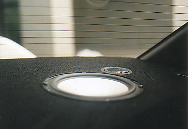 Die Lautsprecher in der Hutablage. Die Originale wurde durch eine MDF Platte die mit Stoff bezogen wurde ersetzt. Wie an den Gurtdurchführungen zu sehen ist, scheint mir dies recht gut gelungen zu sein. (Ich weiss, Eigenlob stinkt :-)) )