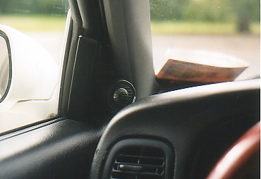 Die Höchtöner im vorderen Fahrzeugteil. Da die Tief/Mitteltöner eh kaum hinter den Türverkleidungen zu sehen sind, hab ich kein Bild von ihnen gemacht.